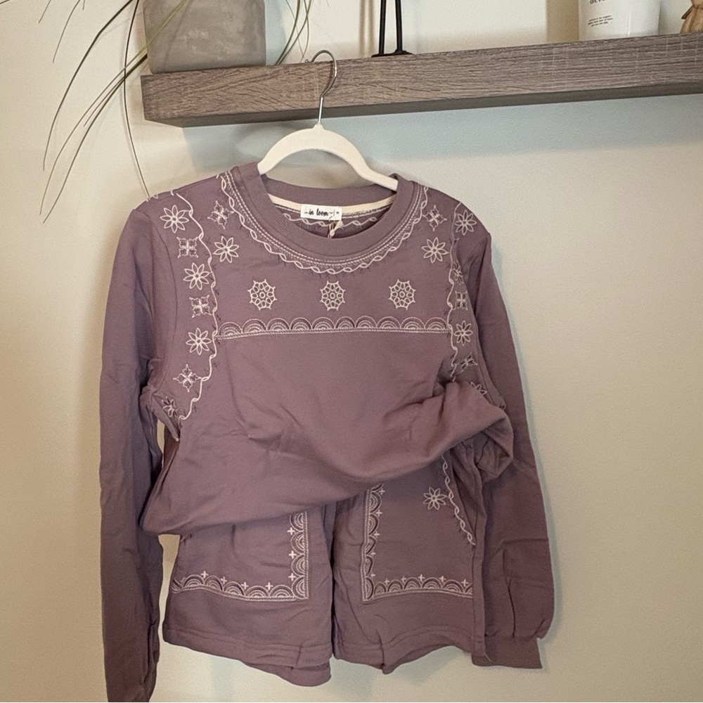 In loom NWT Women's Purple Embroidered Sweatshirt short set - Picture 4 of 6